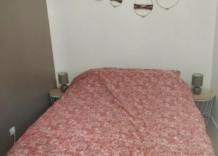 Petite Maison De Dans Un Quartier Calme *